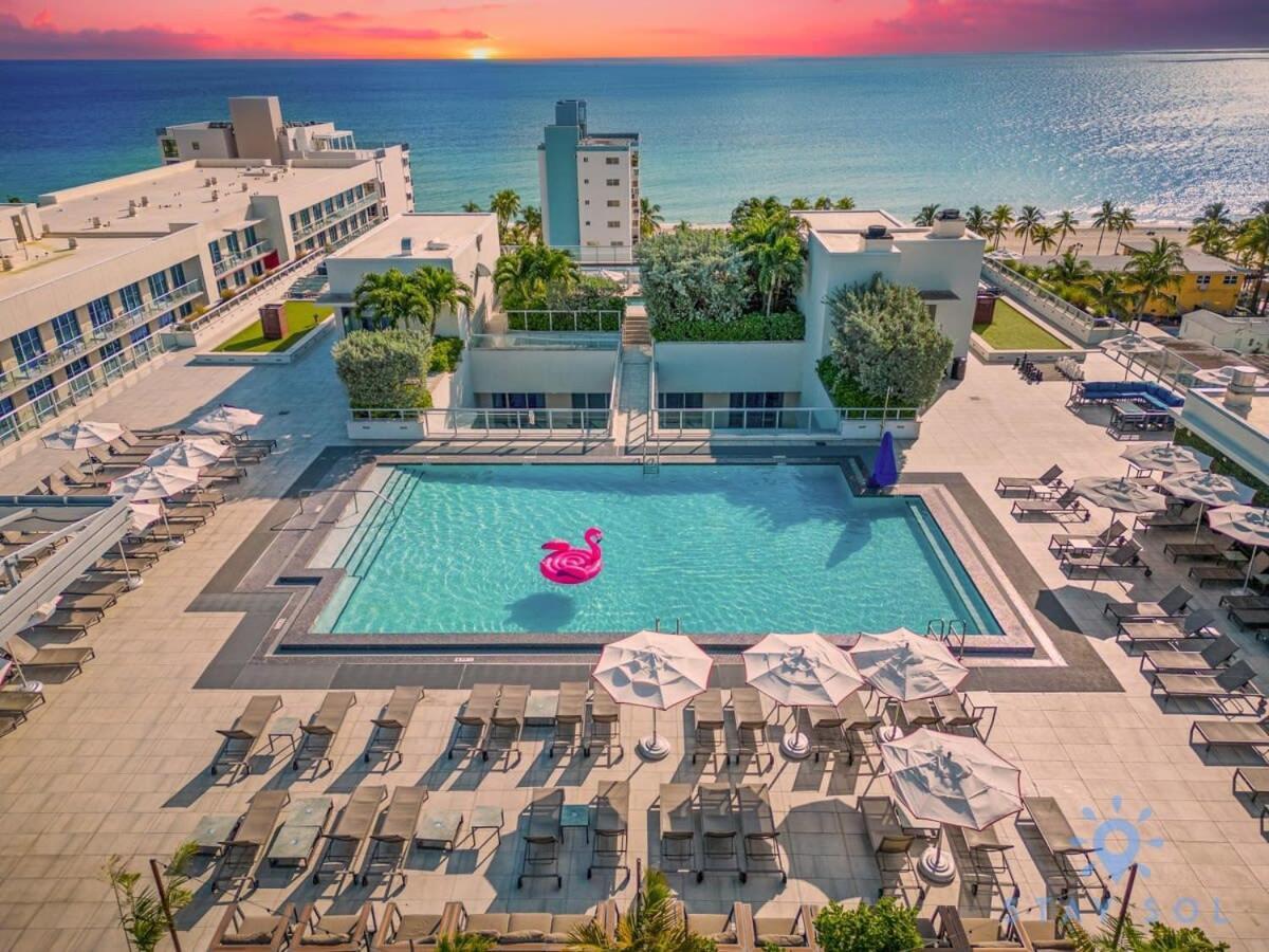 - Rooftop Pool & Hot Tub - Hollywood
